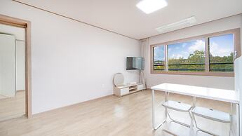 Jeju Gwaneumsa Ganeun gil Pension