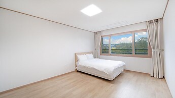 Jeju Gwaneumsa Ganeun gil Pension