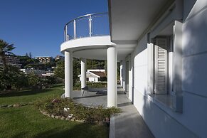 La Lincolnia - with Garden and Seaview