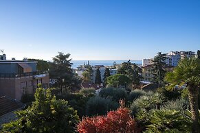 La Lincolnia - with Garden and Seaview