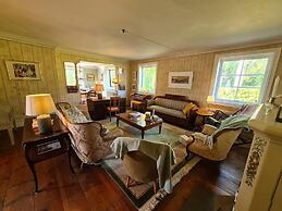Charming 6 Bedroom House & Horse Farm - Sleeps 12