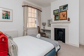 Dolls House - Luxury Townhouse - From 400 Per Night