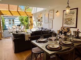 Dolls House - Luxury Townhouse - From 400 Per Night