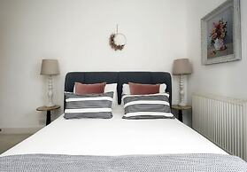 Dolls House - Luxury Townhouse - From 400 Per Night