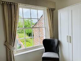 Dolls House - Luxury Townhouse - From 400 Per Night