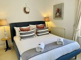 Dolls House - Luxury Townhouse - From 400 Per Night