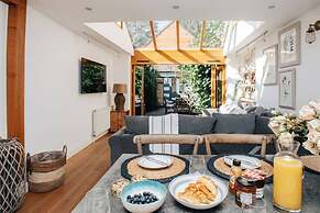 Dolls House - Luxury Townhouse - From 400 Per Night