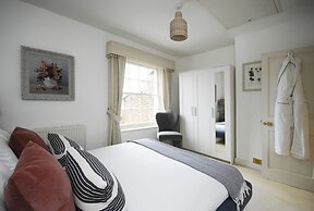 Dolls House - Luxury Townhouse - From 400 Per Night