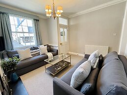 Dolls House - Luxury Townhouse - From 400 Per Night