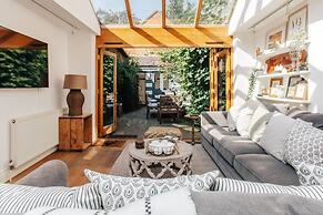 Dolls House - Luxury Townhouse - From 400 Per Night