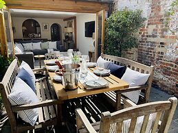 Dolls House - Luxury Townhouse - From 400 Per Night