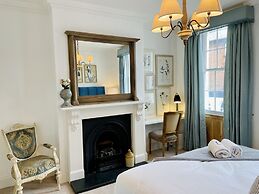 Dolls House - Luxury Townhouse - From 400 Per Night