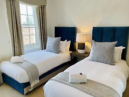 Dolls House - Luxury Townhouse - From 400 Per Night