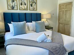 Dolls House - Luxury Townhouse - From 400 Per Night