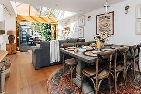 Dolls House - Luxury Townhouse - From 400 Per Night