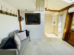 Dolls House - Luxury Townhouse - From 400 Per Night