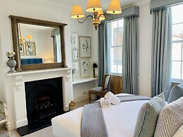 Dolls House - Luxury Townhouse - From 400 Per Night