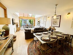 Dolls House - Luxury Townhouse - From 400 Per Night