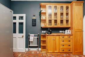 Dolls House - Luxury Townhouse - From 400 Per Night