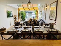 Dolls House - Luxury Townhouse - From 400 Per Night