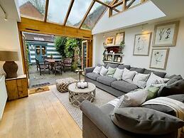 Dolls House - Luxury Townhouse - From 400 Per Night