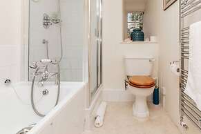 Dolls House - Luxury Townhouse - From 400 Per Night