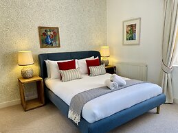 Dolls House - Luxury Townhouse - From 400 Per Night