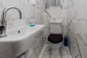 Dolls House - Luxury Townhouse - From 400 Per Night