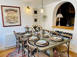 Dolls House - Luxury Townhouse - From 400 Per Night