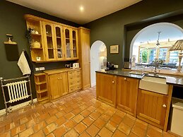 Dolls House - Luxury Townhouse - From 400 Per Night