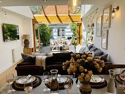 Dolls House - Luxury Townhouse - From 400 Per Night