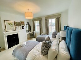 Dolls House - Luxury Townhouse - From 400 Per Night