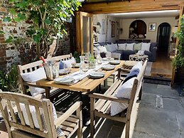 Dolls House - Luxury Townhouse - From 400 Per Night