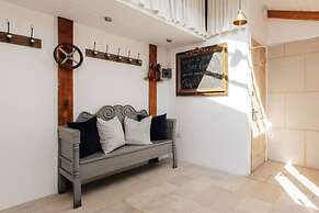 Dolls House - Luxury Townhouse - From 400 Per Night