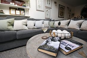 Dolls House - Luxury Townhouse - From 400 Per Night