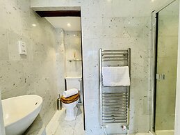 Dolls House - Luxury Townhouse - From 400 Per Night