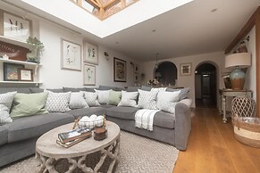 Dolls House - Luxury Townhouse - From 400 Per Night