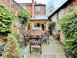 Dolls House - Luxury Townhouse - From 400 Per Night