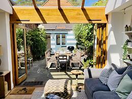 Dolls House - Luxury Townhouse - From 400 Per Night