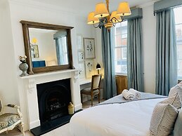 Dolls House - Luxury Townhouse - From 400 Per Night