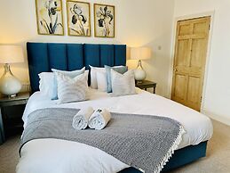 Dolls House - Luxury Townhouse - From 400 Per Night