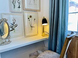 Dolls House - Luxury Townhouse - From 400 Per Night