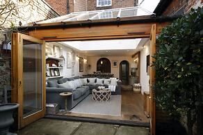 Dolls House - Luxury Townhouse - From 400 Per Night