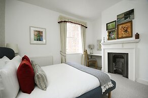 Dolls House - Luxury Townhouse - From 400 Per Night