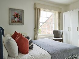 Dolls House - Luxury Townhouse - From 400 Per Night