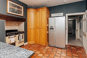 Dolls House - Luxury Townhouse - From 400 Per Night