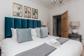 Dolls House - Luxury Townhouse - From 400 Per Night