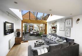 Dolls House - Luxury Townhouse - From 400 Per Night