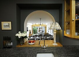 Dolls House - Luxury Townhouse - From 400 Per Night