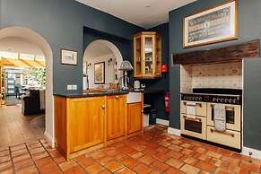 Dolls House - Luxury Townhouse - From 400 Per Night